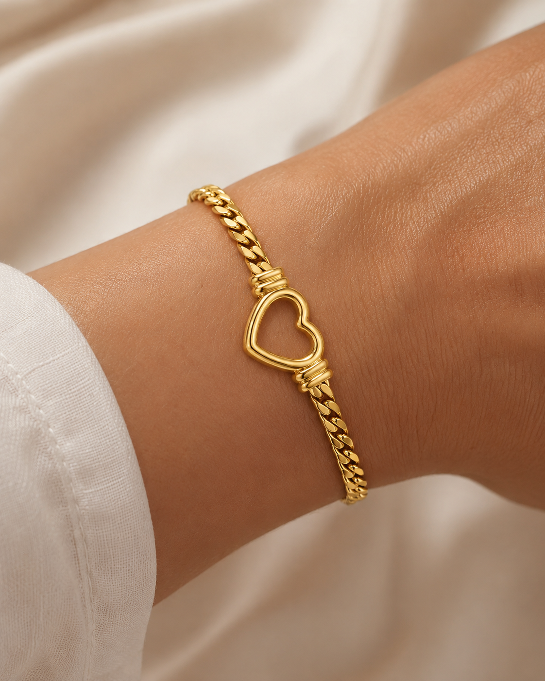 Gold Stainless Steel Amour Heart Link Bracelet – waterproof, anti-tarnish | Emira Jewels